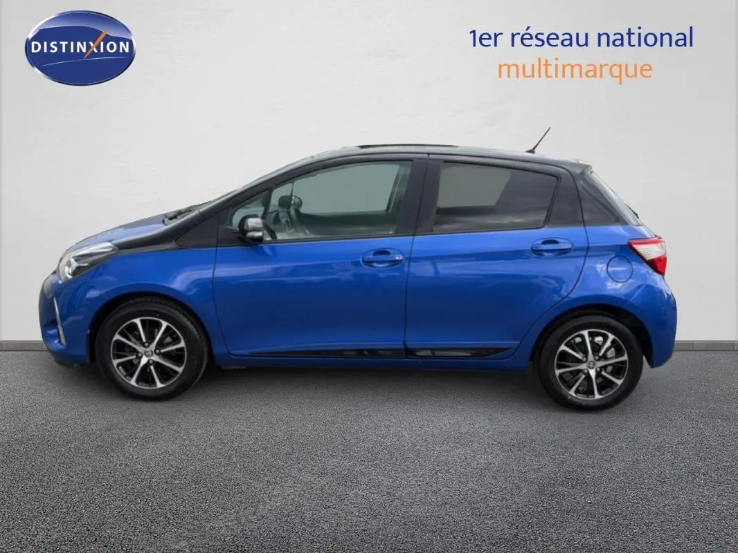 Profil côté gauche d'une Toyota Yaris MC2 69 VVT-i Design bleu foncé avec jantes alliage 15 pouces.