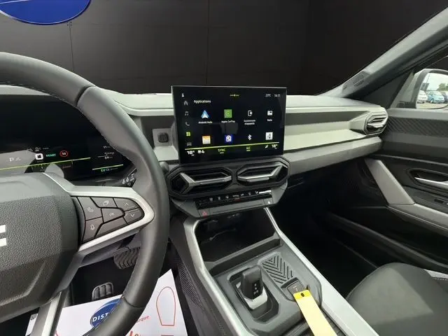 Intérieur DACIA Bigster Extreme Hybrid 155 vu côté conducteur, tableau de bord moderne avec écran tactile 10,1 pouces.