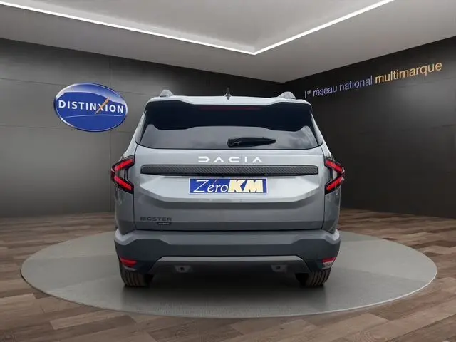 Vue arrière du Dacia Bigster gris foncé avec logo DACIA lumineux et feux LED en forme de C.