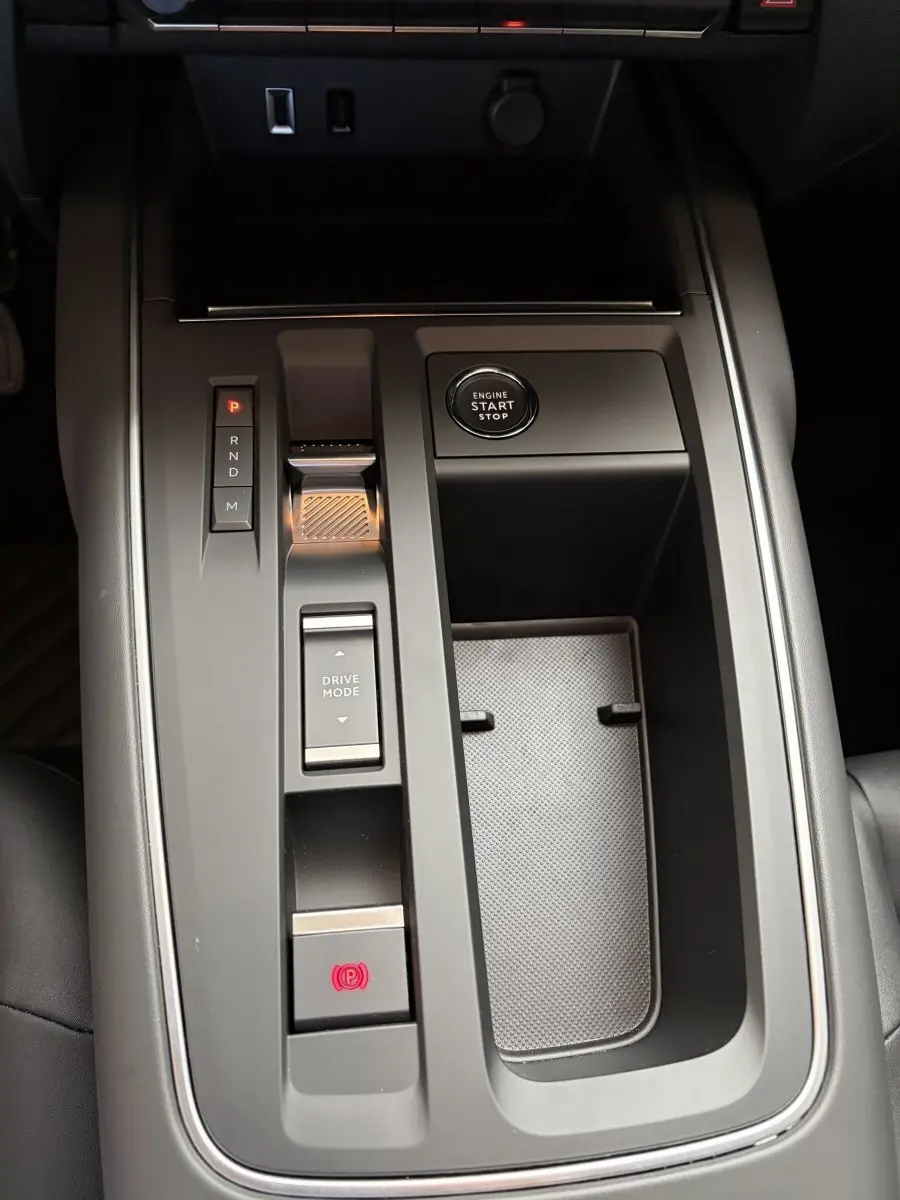 Vue rapprochée de la console centrale noire du Citroën C5 Aircross avec bouton start/stop et commande de boîte automatique.