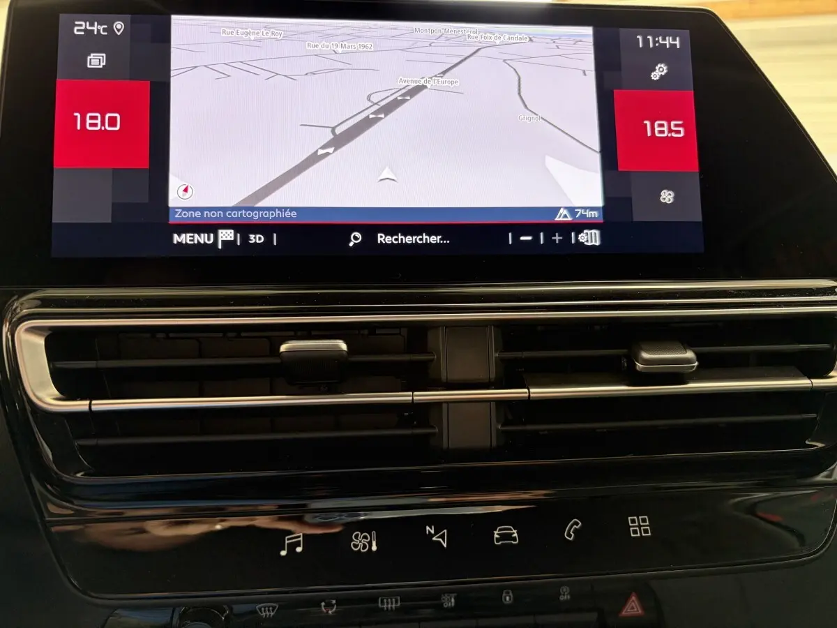 Écran tactile central du tableau de bord du Citroën C5 Aircross blanc 2025, affichant la navigation et commandes climatisation.