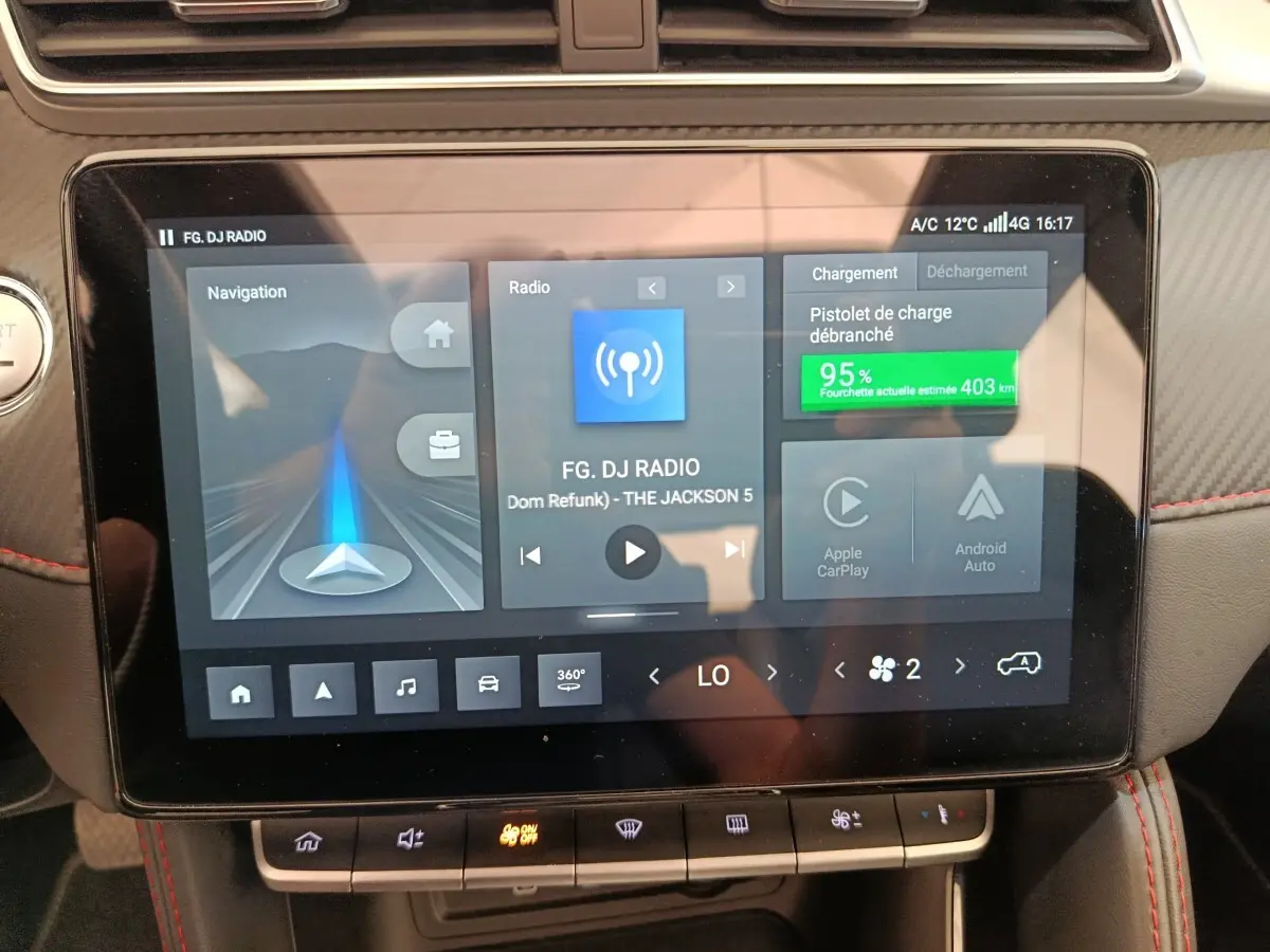 Écran tactile central du tableau de bord du MG Motor ZS Luxury 2024, affichant navigation et charge batterie.