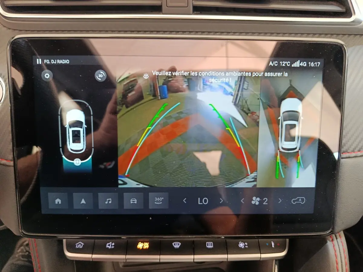 Écran tactile central montrant la caméra 360° du MG Motor ZS Luxury noir, vue arrière et dessus en stationnement.