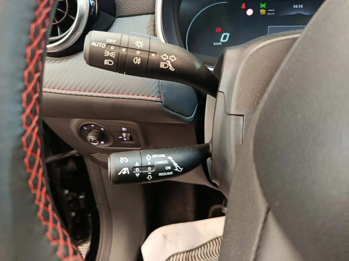 Détail intérieur du MG ZS Luxury 2024 montrant les commandes au volant et le combiné d'instruments numérique.