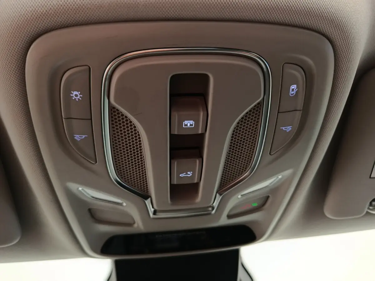 Vue intérieure du plafonnier beige du MG ZS Luxury 2024 avec commandes d’éclairage et toit ouvrant.
