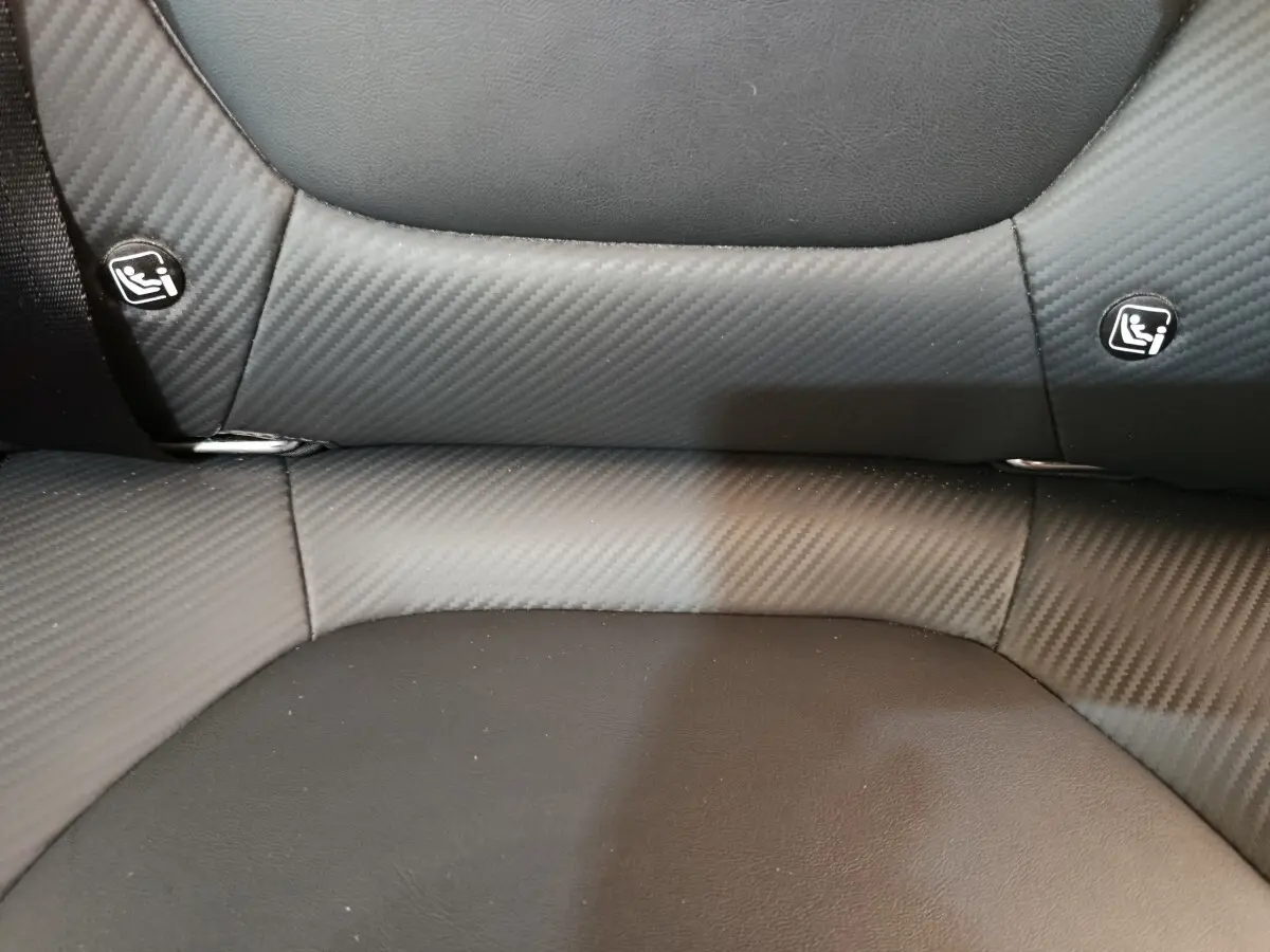 Détail de la banquette arrière noire avec tissu effet carbone et logos Isofix du MG Motor ZS Luxury 2024.