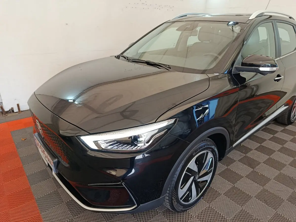 Vue 3/4 avant droite du MG ZS Luxury 70kWh noir, mettant en valeur ses phares LED et jantes stylisées.