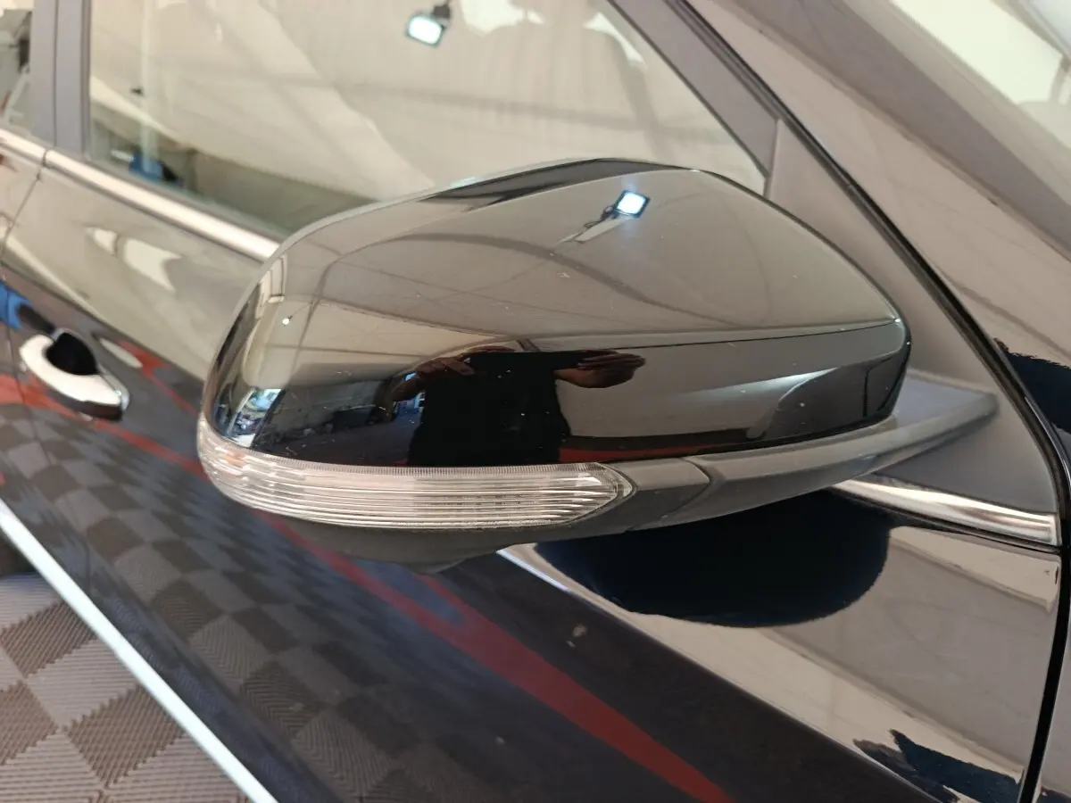 Rétroviseur côté droit noir brillant avec clignotant intégré sur MG Motor ZS Luxury 70kWh 2024.