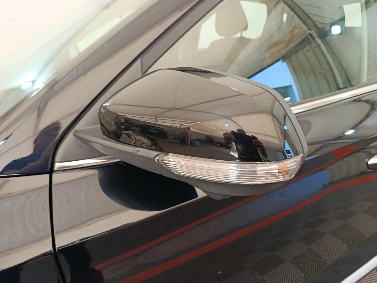 Rétroviseur droit noir brillant avec clignotant intégré sur MG Motor ZS Luxury 70kWh 2024, vue rapprochée.