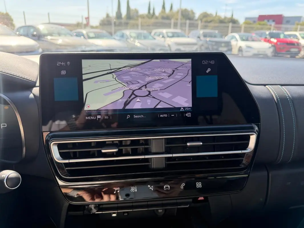 Vue intérieure du tableau de bord du Citroën C5 Aircross noir 2024, avec écran tactile affichant la navigation.
