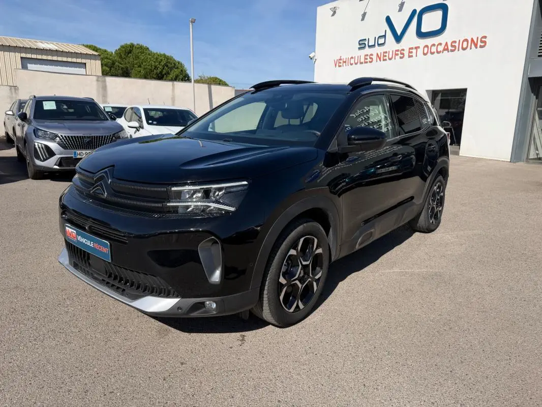 Citroën C5 Aircross Hybride noir vue 3/4 avant droit, avec jantes distinctives et toit noir brillant.