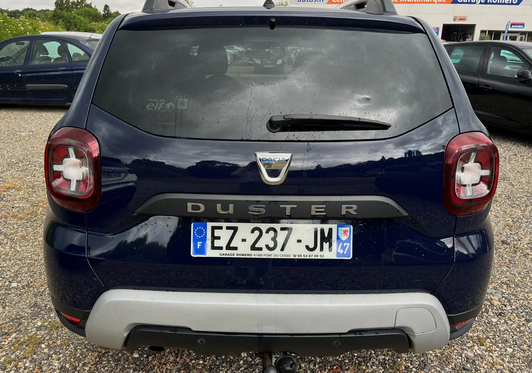 Vue arrière d'un Dacia Duster bleu marine 2018 avec logo et plaque d'immatriculation française visible.