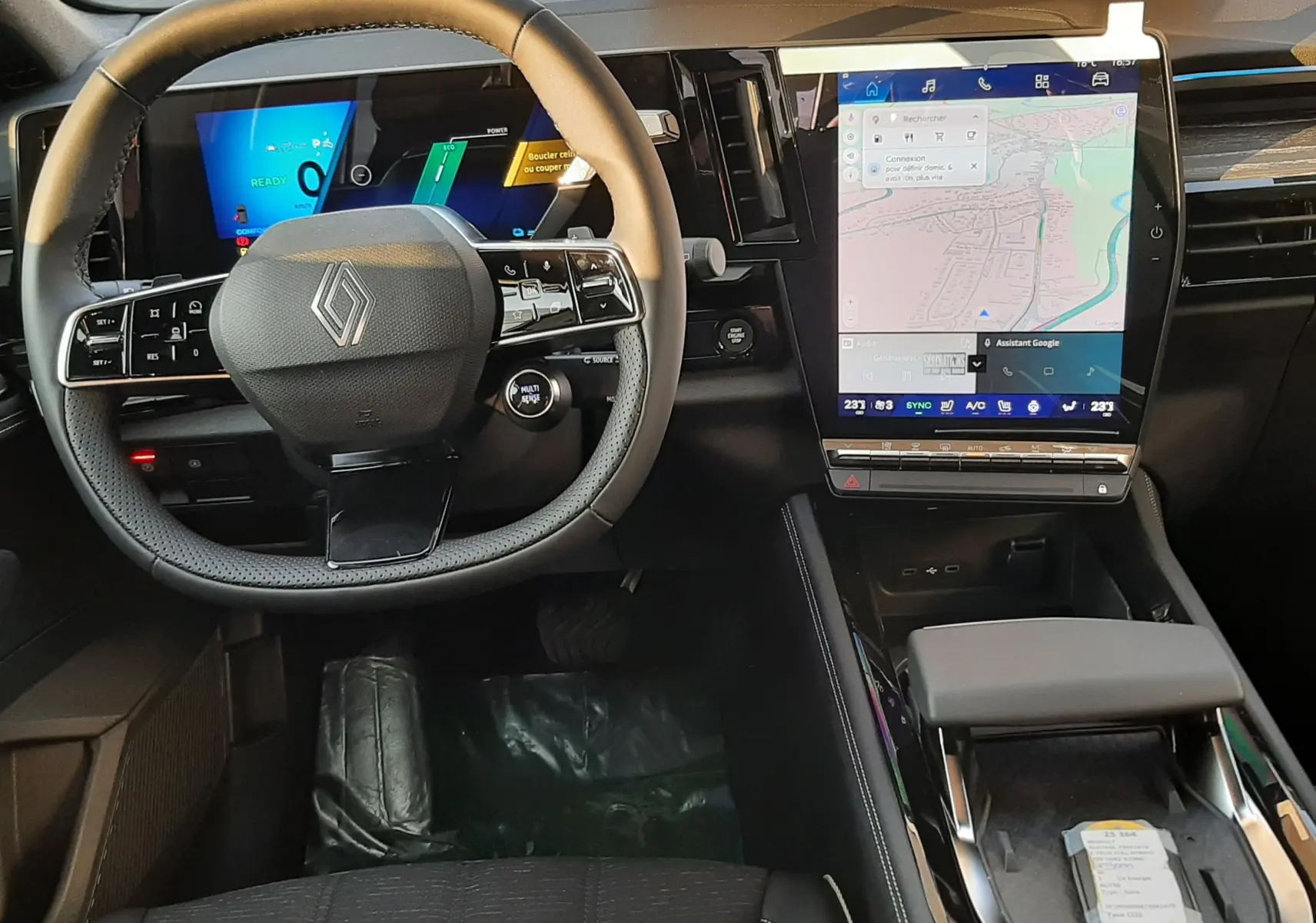 Vue intérieure du tableau de bord et volant Renault Austral E-Tech blanc nacré, avec écran tactile central et instrumentation numérique.