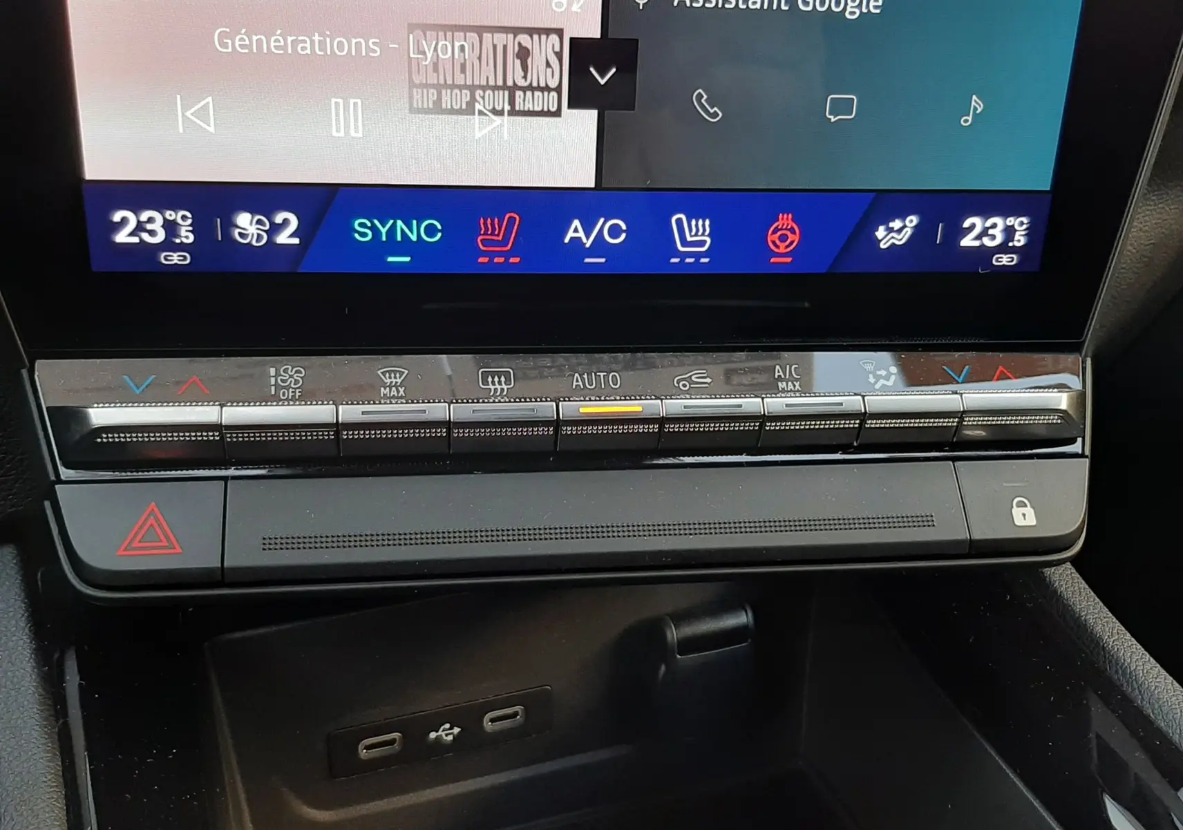 Détail du tableau de bord du Renault Austral E-Tech 2025, montrant l'écran tactile et les commandes de climatisation.