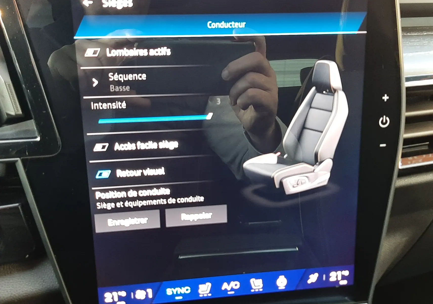 Écran tactile intérieur du Renault Austral 2025 montrant les réglages du siège conducteur avec interface moderne.