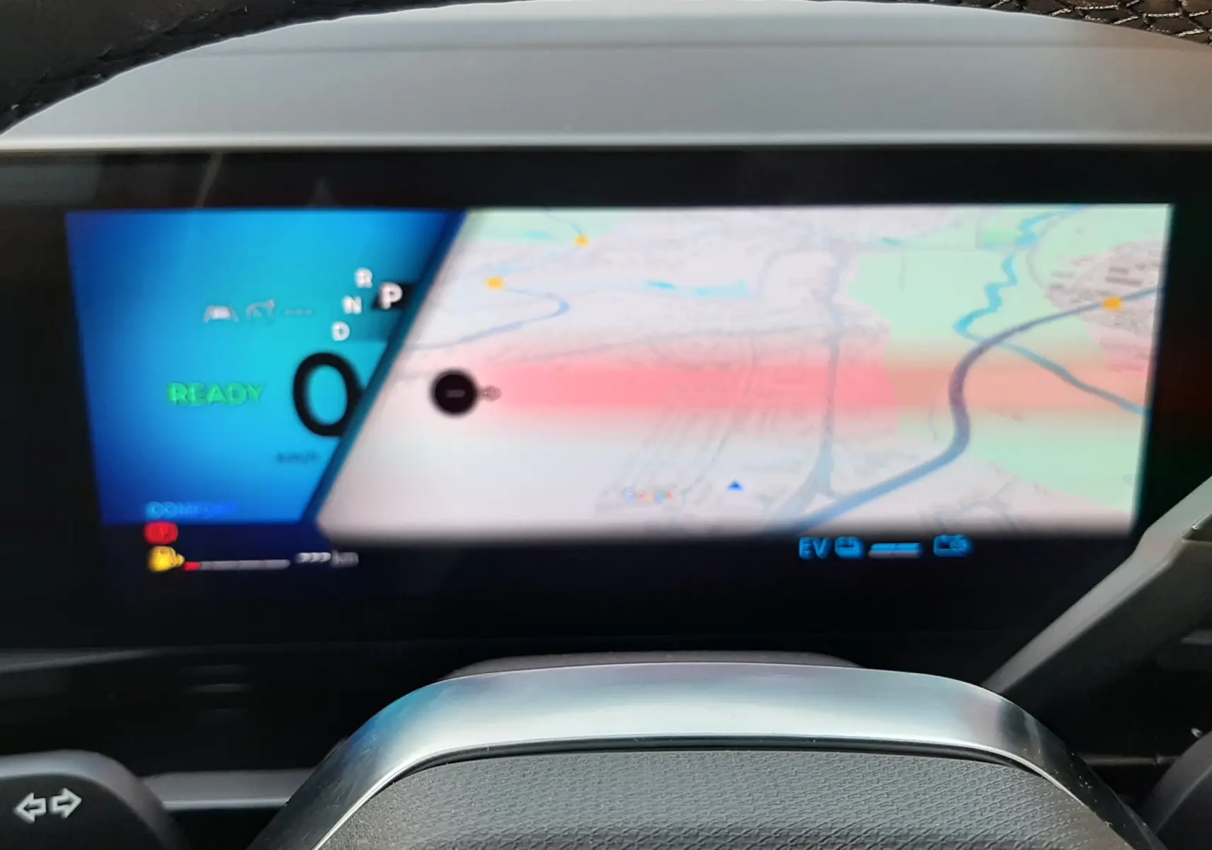 Tableau de bord numérique avec affichage de navigation et indicateurs sur Renault Austral E-Tech blanc nacré, vue avant rapprochée.
