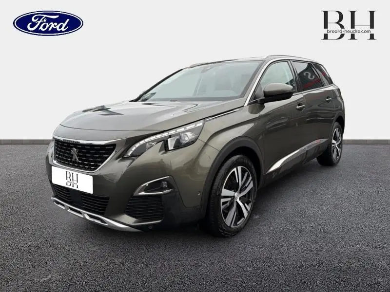 Peugeot 5008 gris Amazonite vue 3/4 avant droit, mettant en valeur ses jantes alliage et son design moderne.