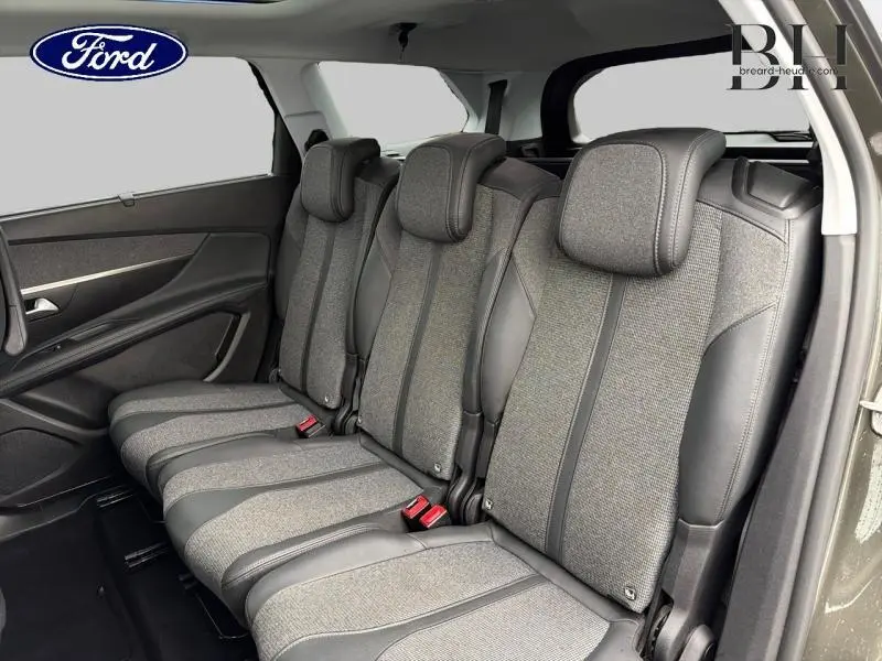 Vue latérale intérieure des trois sièges individuels arrière gris tissu et cuir du Peugeot 5008 Gris Amazonite.