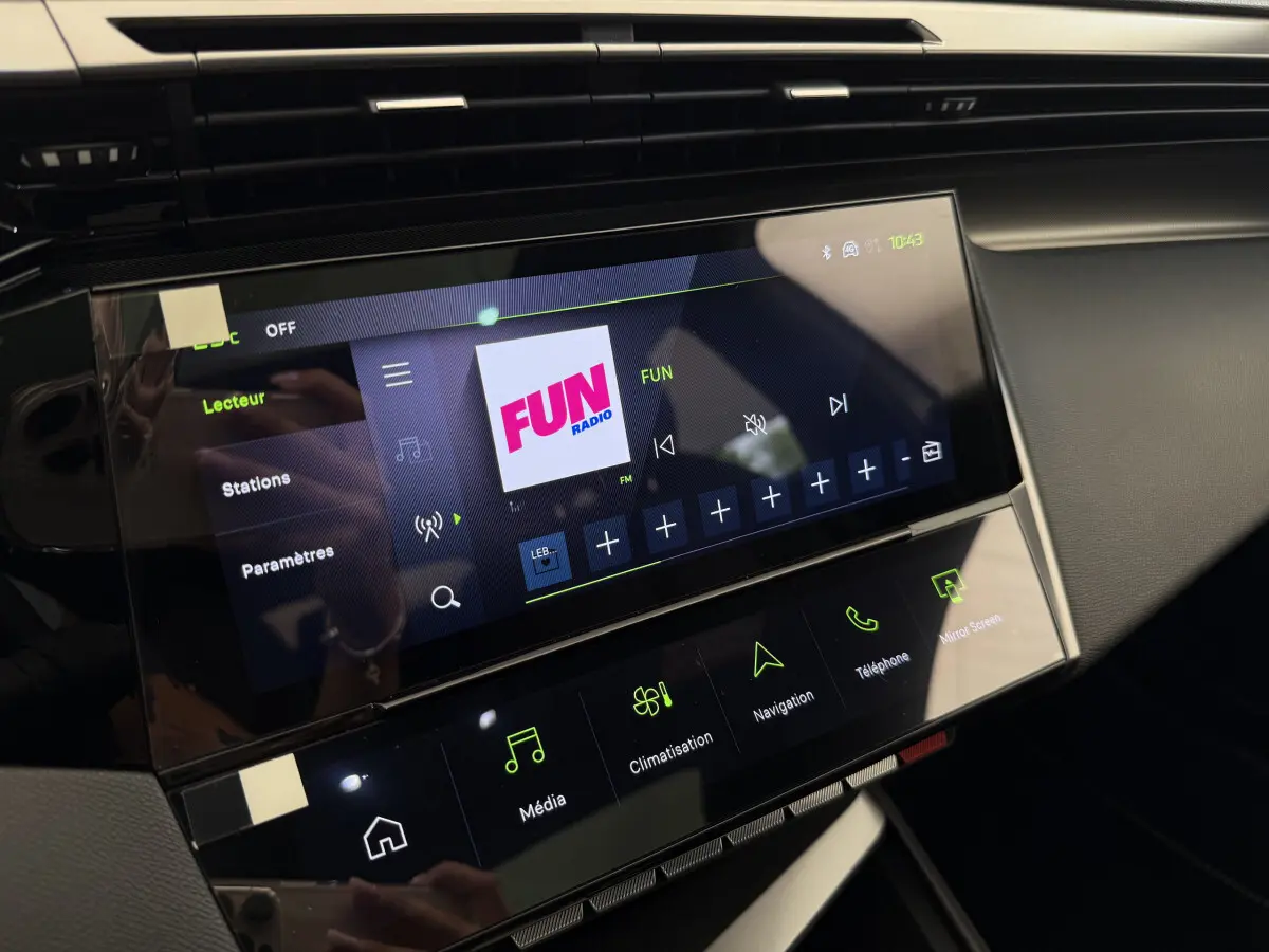 Vue rapprochée de l’écran tactile central multimédia du Peugeot 308 Hybrid 136 e-DCS6 GT 2024, affichant la radio Fun.
