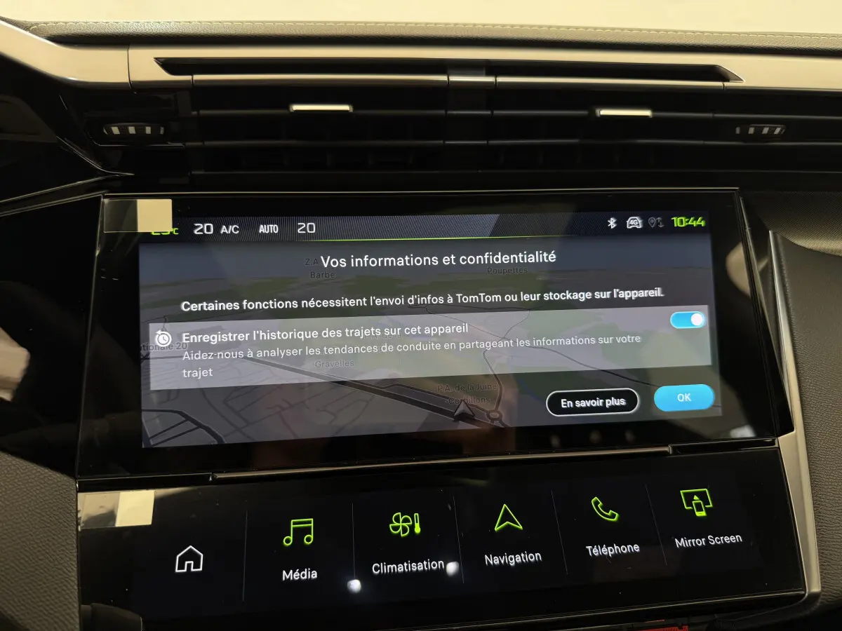 Écran tactile central de la Peugeot 308 Hybrid 136 e-DCS6 GT 2024 affichant les options de confidentialité et navigation.