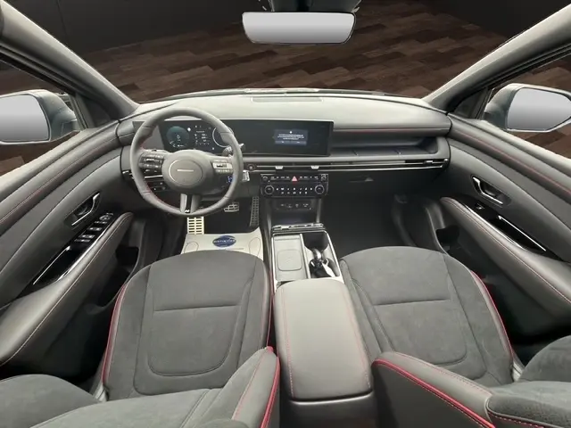 Vue intérieure avant du Hyundai Tucson 1.6 Hybrid gris foncé, avec tableau de bord moderne et écran tactile central.