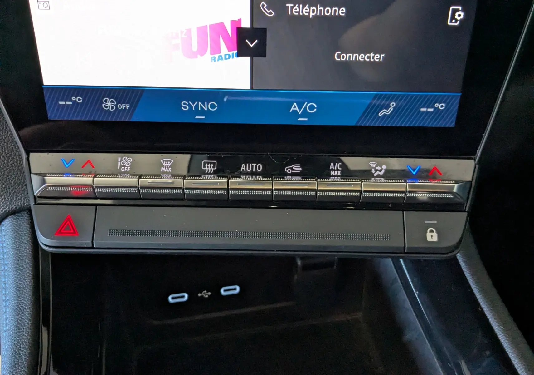 Vue rapprochée de la console centrale du Renault Espace VI noir étoile, affichant les commandes de climatisation et l’écran multimédia.