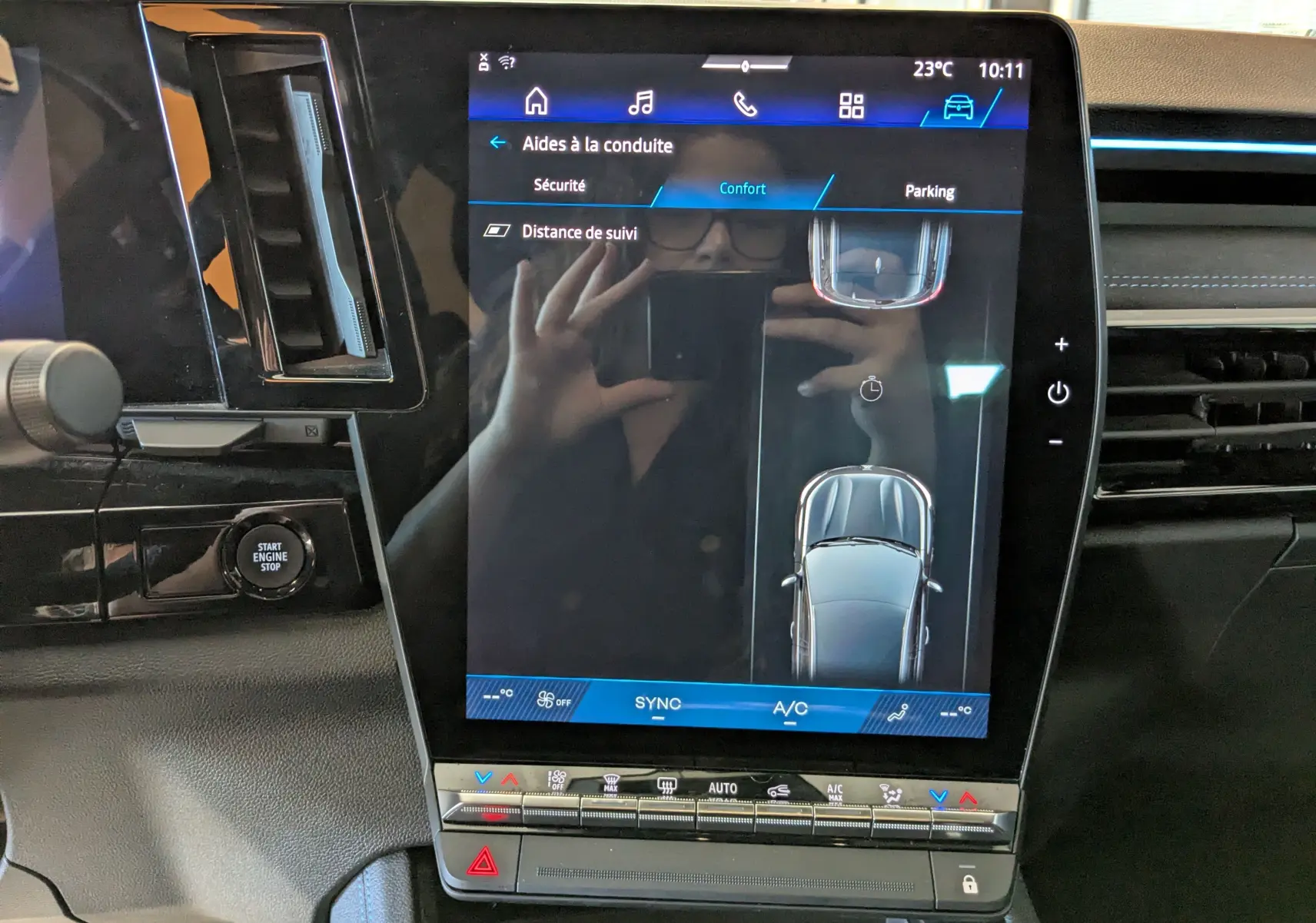 Écran tactile central du Renault Espace VI E-Tech noir, affichant les aides à la conduite et la vue aérienne du véhicule.