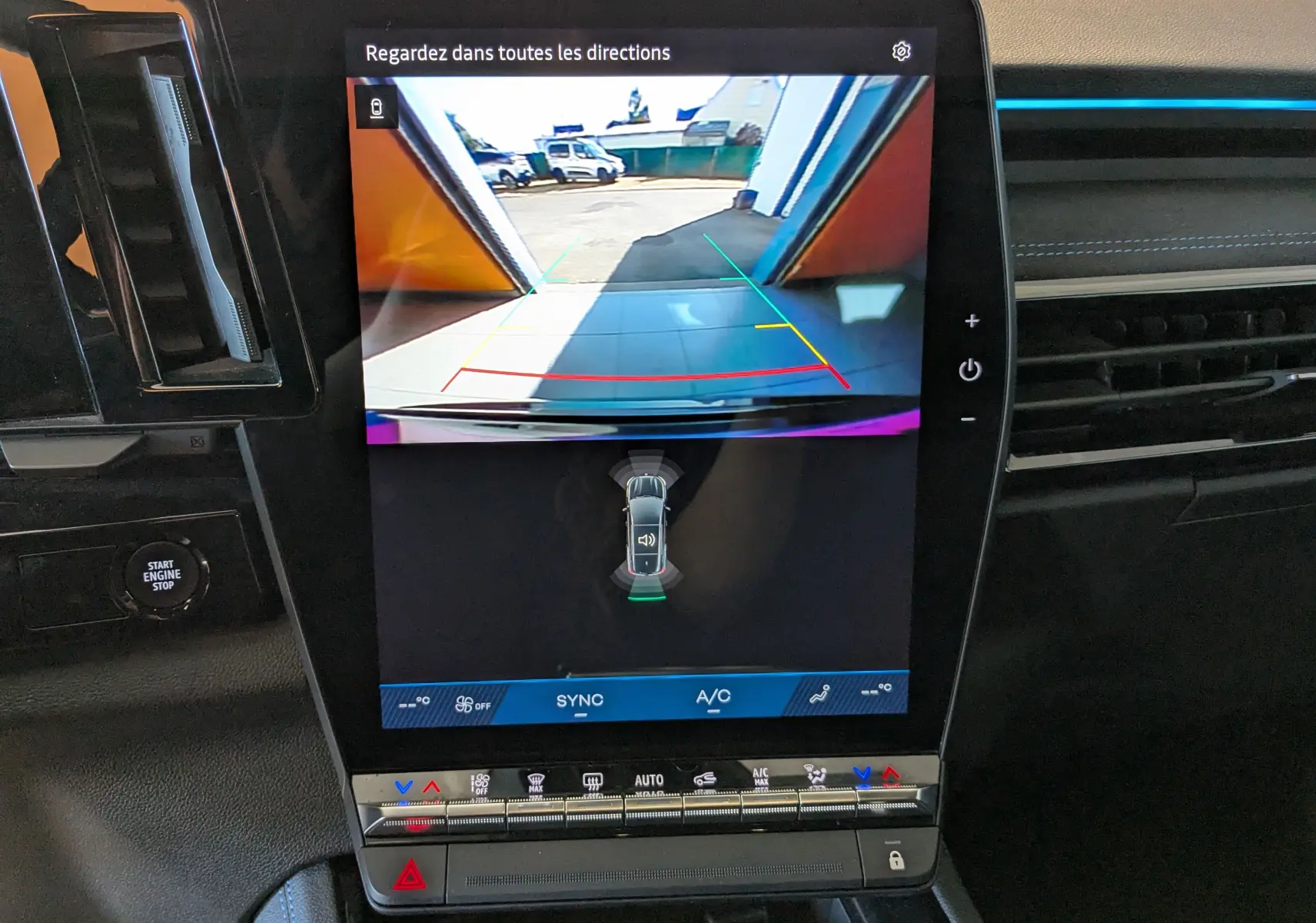 Écran central tactile du Renault Espace VI noir étoile montrant la caméra de recul avec guidage coloré.