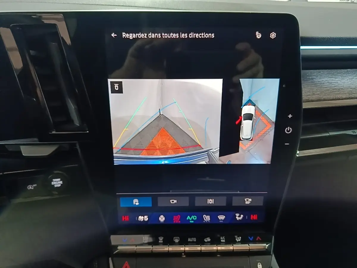 Écran tactile central affichant la caméra de recul et vue 360 du Renault Austral bleu en stationnement.