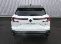 Vue arrière du Renault Austral E-Tech Full Hybrid 200 Iconic blanc nacré avec toit noir et feux LED distinctifs.
