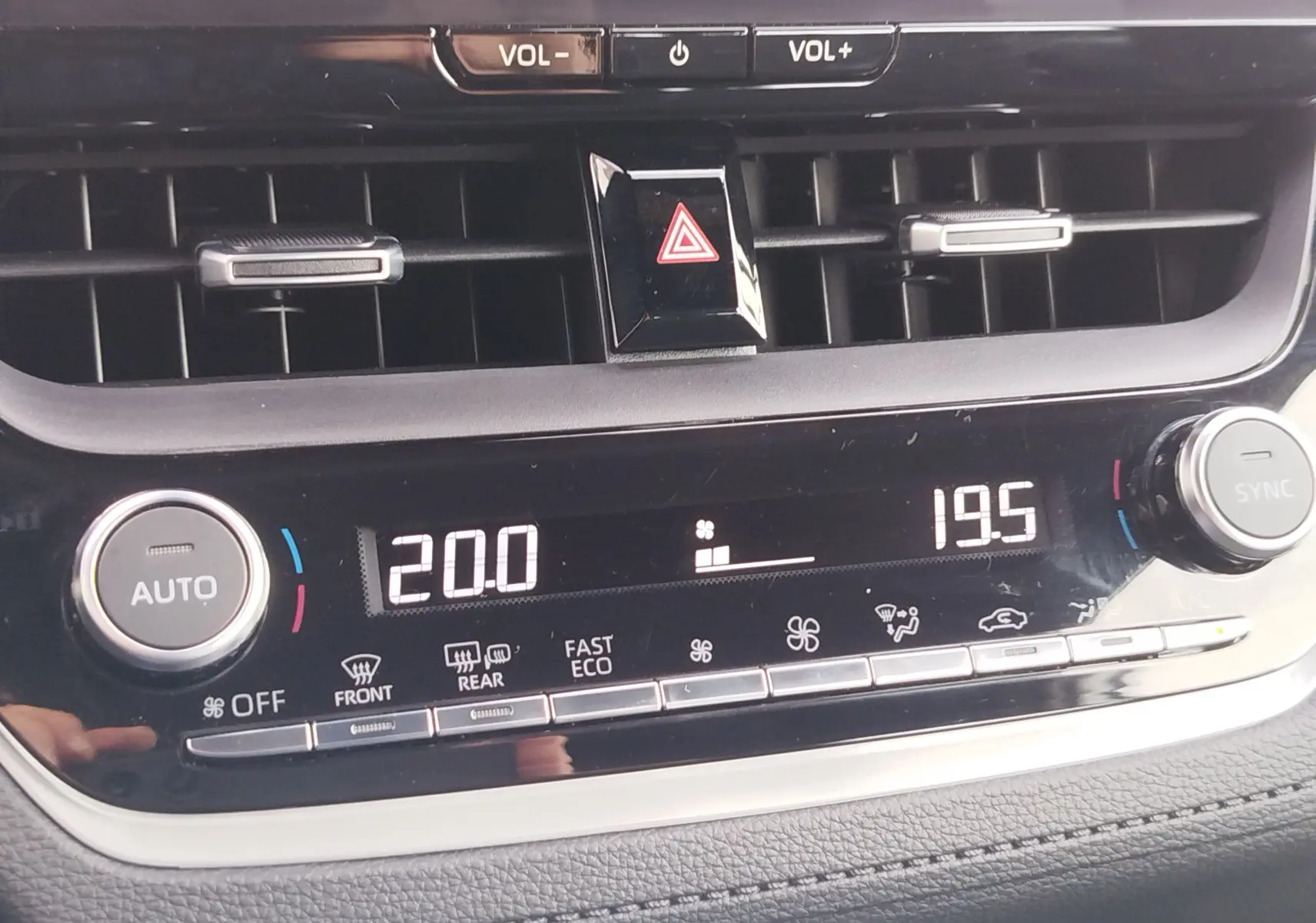 Détail du tableau de bord de la Toyota Corolla Cross 2025 montrant la climatisation automatique avec affichage digital des températures.