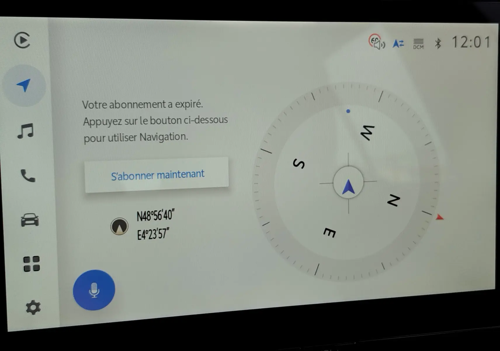 Écran tactile du système de navigation du Toyota Corolla Cross 1.8 Hybrid 140 en gris acier, affichant une boussole et un message d'abonnement expiré.
