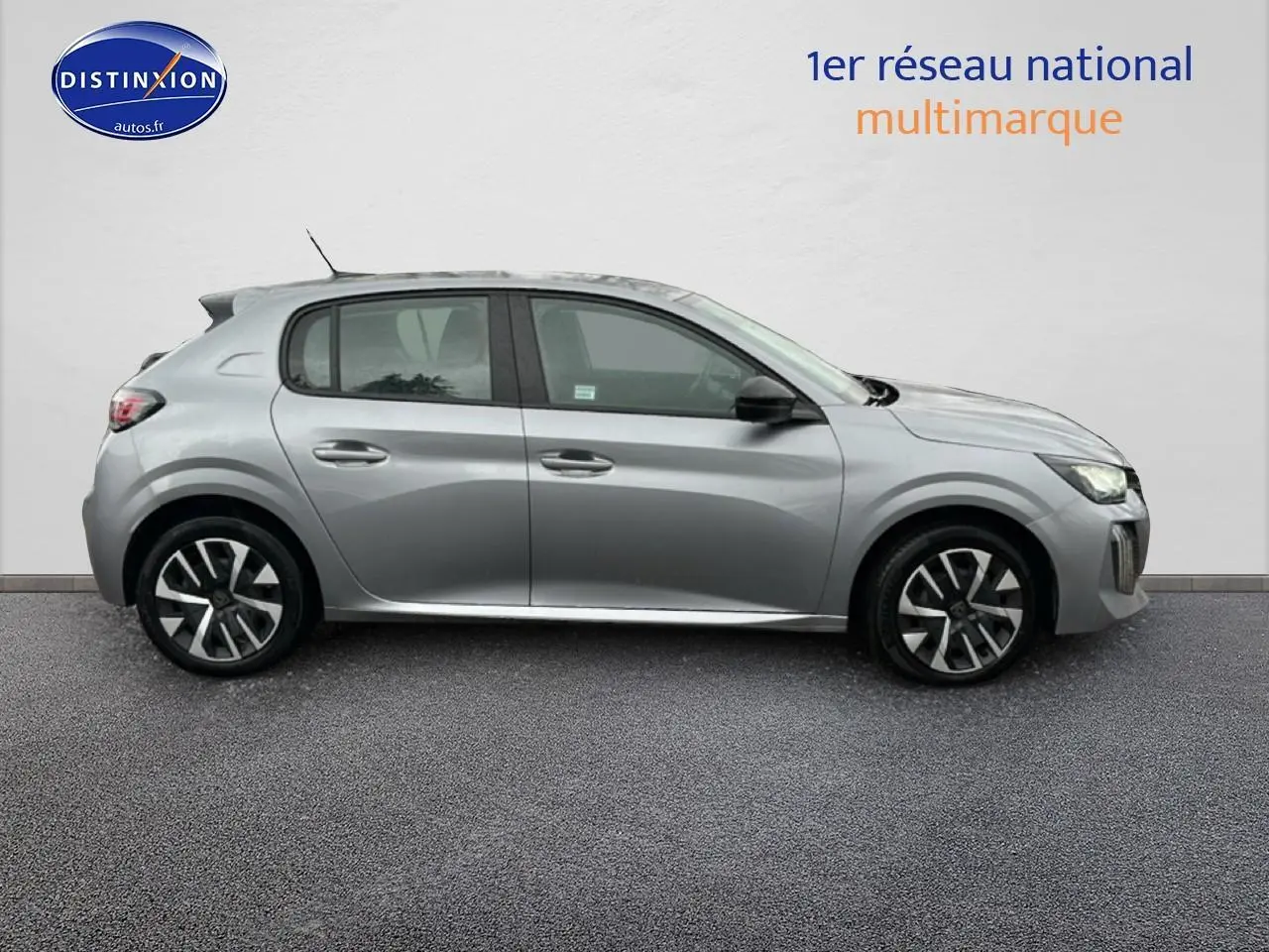 Peugeot 208 1.2 PureTech 100 Active gris Artense vue de profil côté gauche avec jantes alliage distinctives.