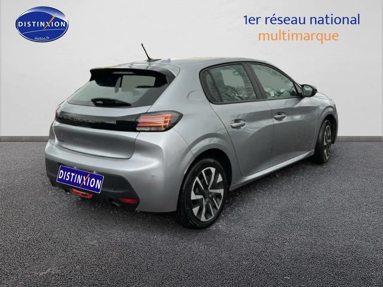 Peugeot 208 gris artense vue 3/4 arrière droit, avec feux arrière LED et jantes alliage distinctives.