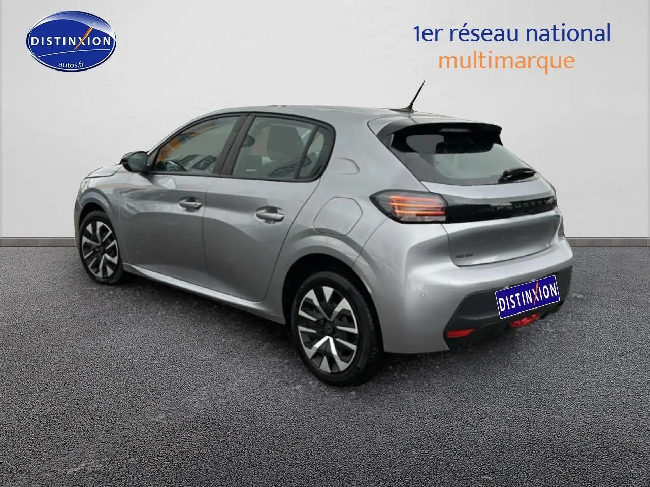 Vue 3/4 arrière droite d'une Peugeot 208 1.2 PureTech 100 Active gris Artense avec jantes alliage et feux LED.