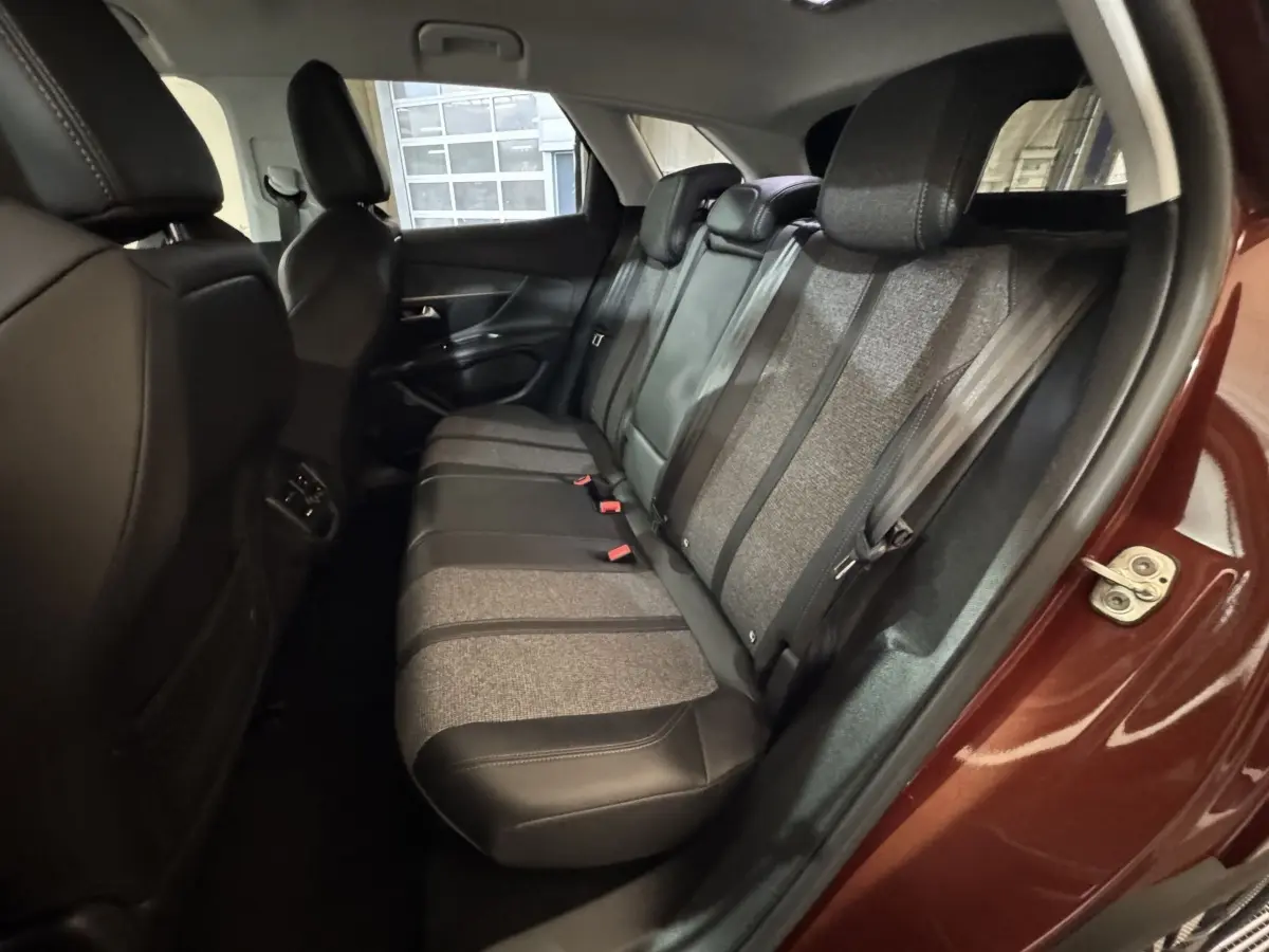 Vue intérieure côté droit sur la banquette arrière bicolore tissu et cuir du Peugeot 3008 orange 2020 PureTech Allure.