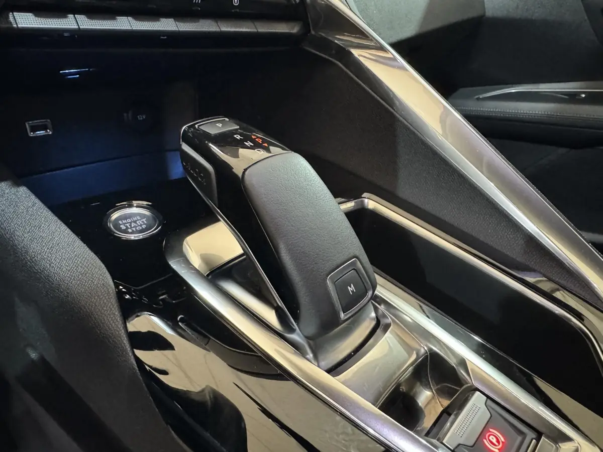 Gros plan sur la commande de boîte automatique noire et le bouton démarrage du Peugeot 3008 PureTech 130 Allure.