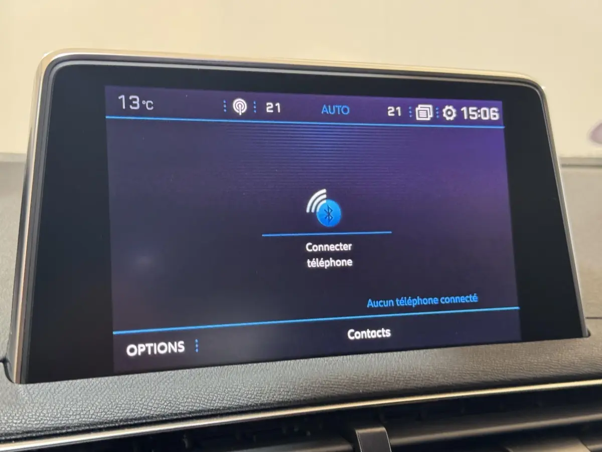 Écran tactile central affichant la connexion Bluetooth dans l’habitacle d’un Peugeot 3008 2020.