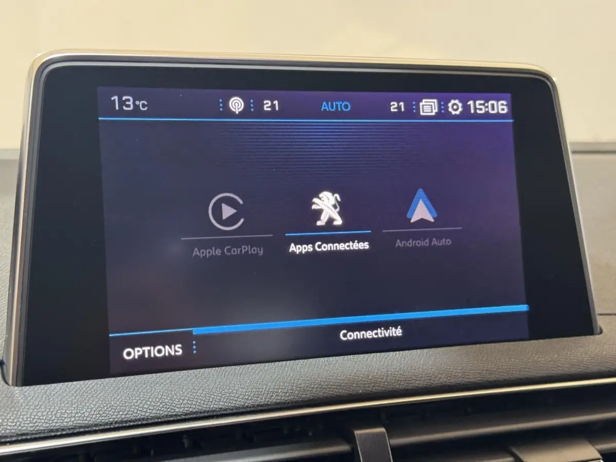 Écran tactile central affichant les options Apple CarPlay, Apps Connectées et Android Auto sur Peugeot 3008 2020.
