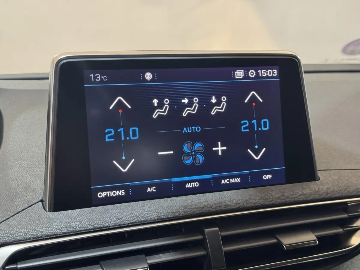 Écran tactile central du tableau de bord du Peugeot 3008 affichant la climatisation à 21°C en mode automatique.