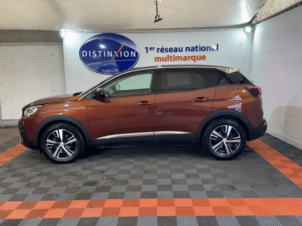Vue de profil côté gauche d'un Peugeot 3008 orange métallisé, avec toit noir et jantes alliage bicolores.
