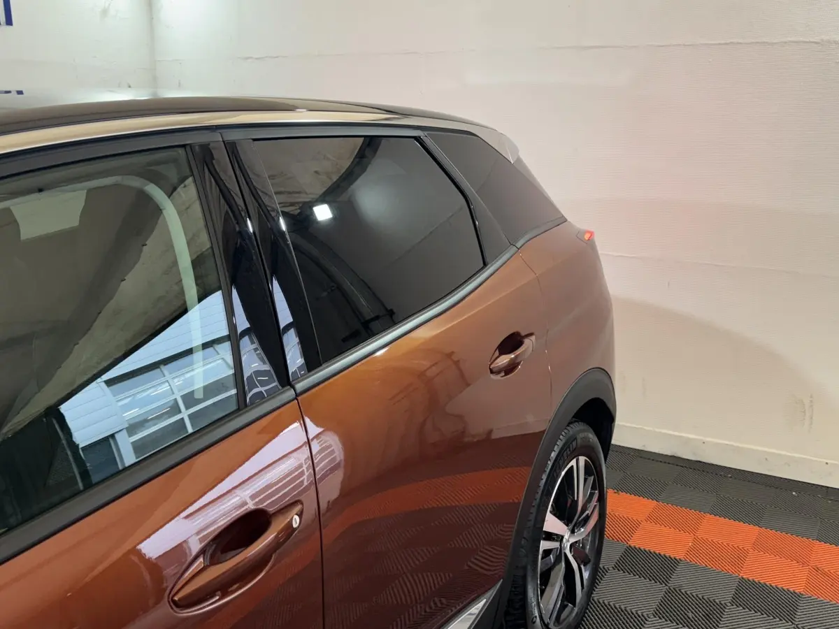 Vue latérale gauche rapprochée du Peugeot 3008 orange 2020, mettant en valeur la porte arrière et la jante alliage.