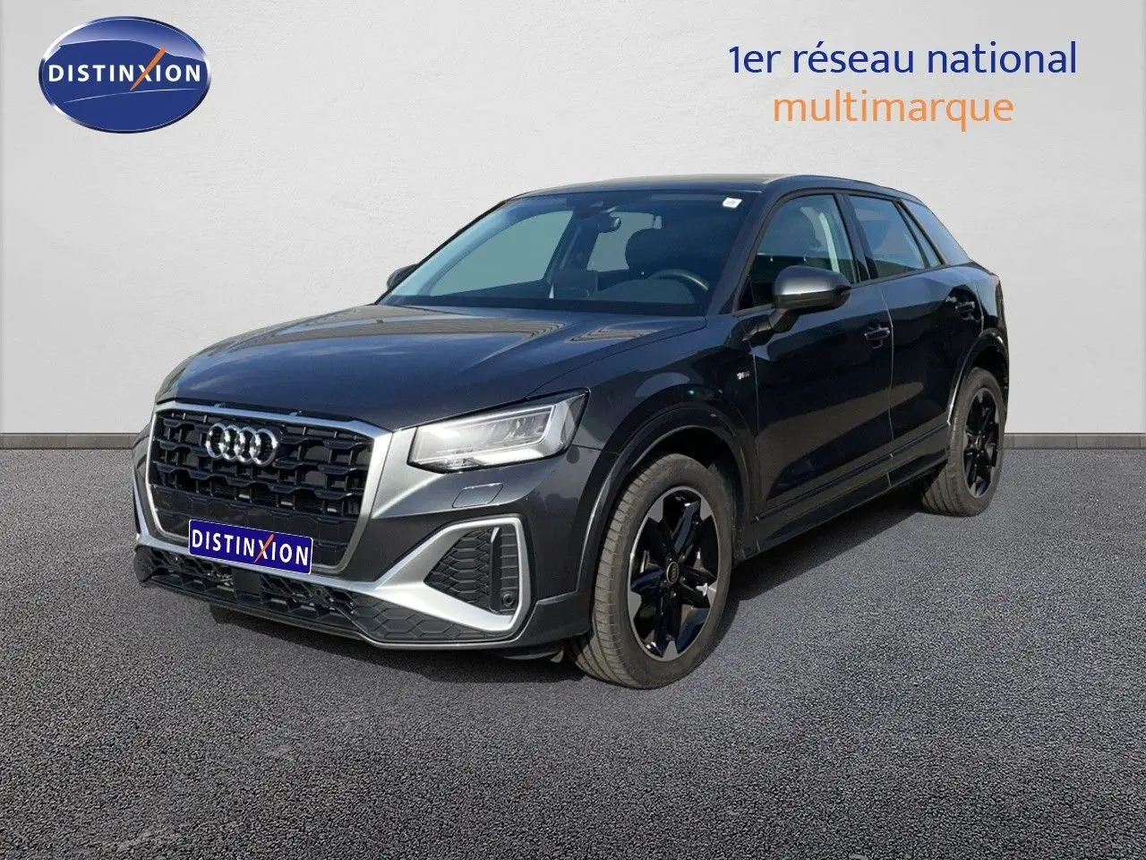 Audi Q2 30 TDI S-Line gris Manhattan métal, vue 3/4 avant droit avec jantes noires distinctives.