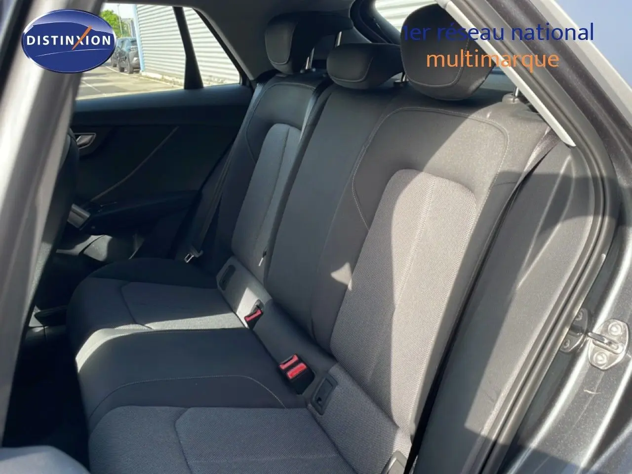 Vue intérieure côté droit montrant la banquette arrière en tissu gris d’un Audi Q2 30 TDI S-Line 2025.
