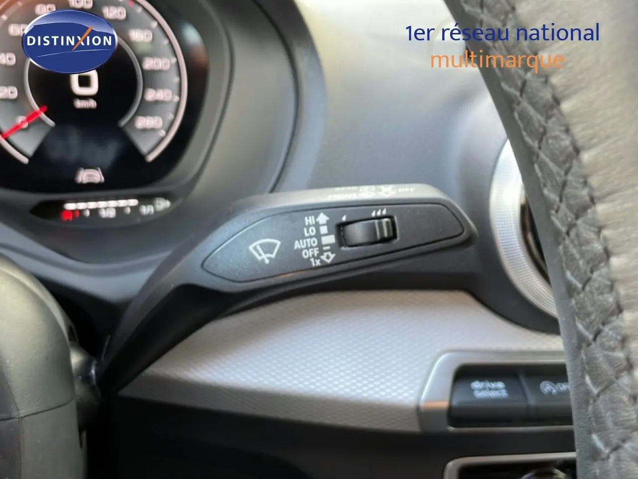 Détail du commodo d’essuie-glace côté gauche dans l’habitacle gris d’un Audi Q2 30 TDI S-Line 2025.