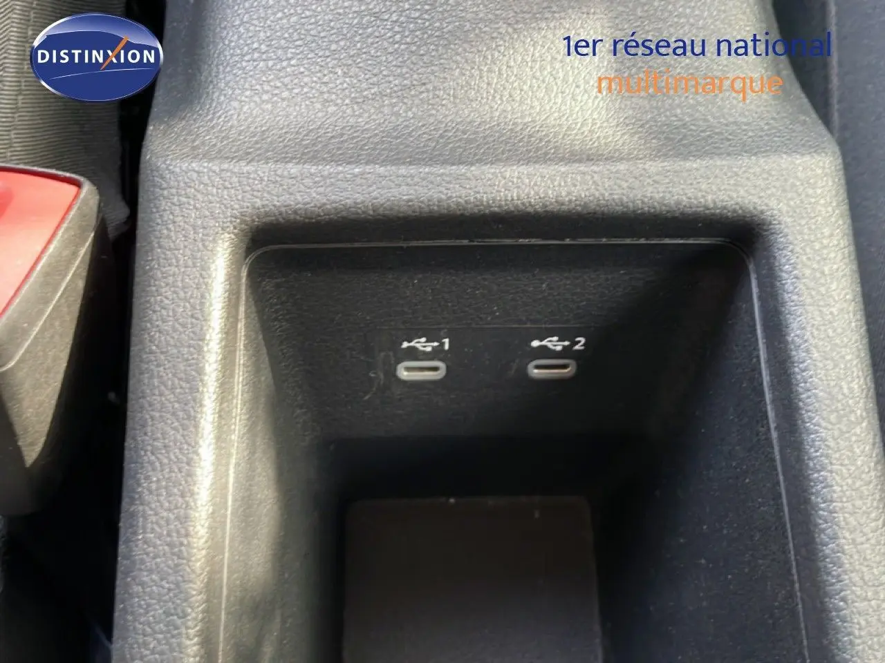 Gros plan sur la console centrale noire avec deux ports USB-C dans l'Audi Q2 gris Manhattan 2025.