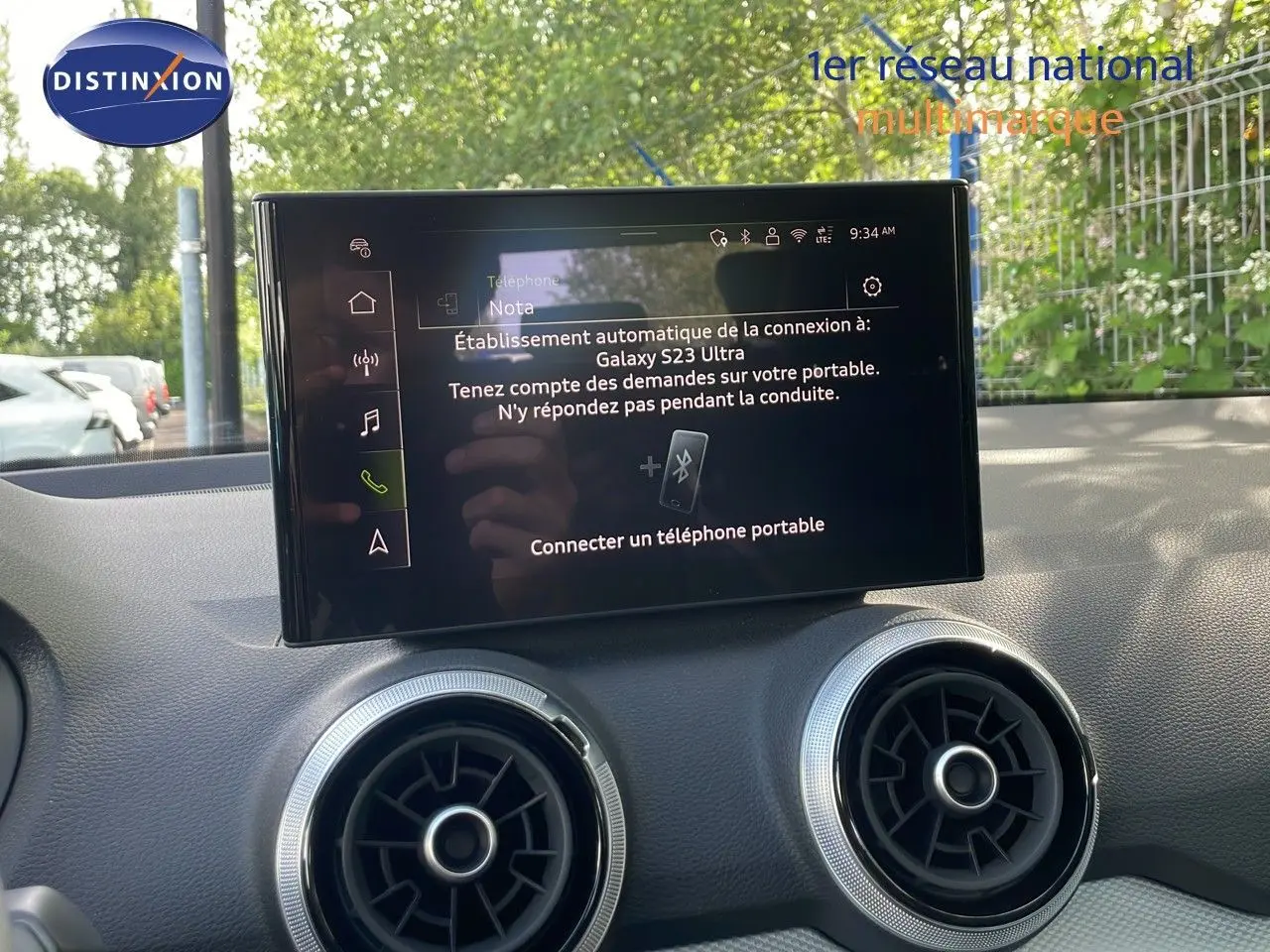 Vue intérieure centrée sur l’écran tactile et les aérateurs ronds du tableau de bord d’un Audi Q2 30 TDI S-Line 2025.