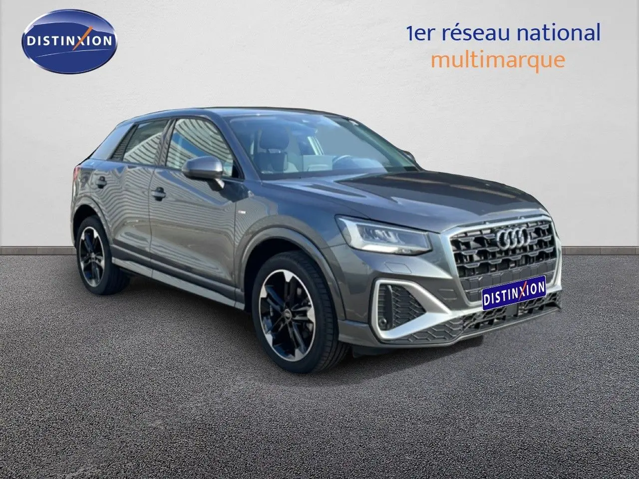 Audi Q2 30 TDI S-Line gris Manhattan métal en 3/4 avant droit, avec jantes noires et calandre distinctive.