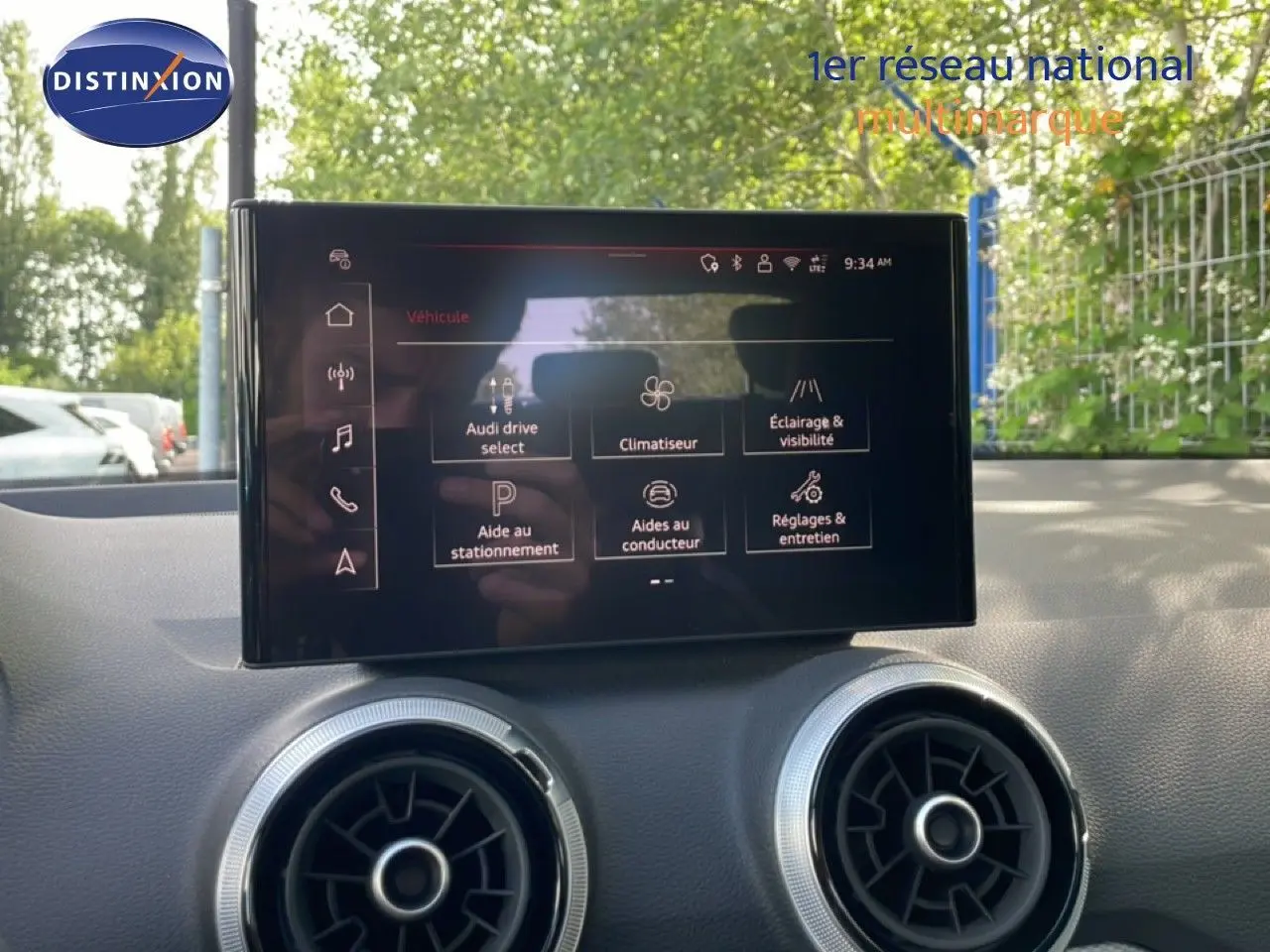 Écran tactile central affichant les options du véhicule Audi Q2 30 TDI S-Line, vue intérieure frontale.