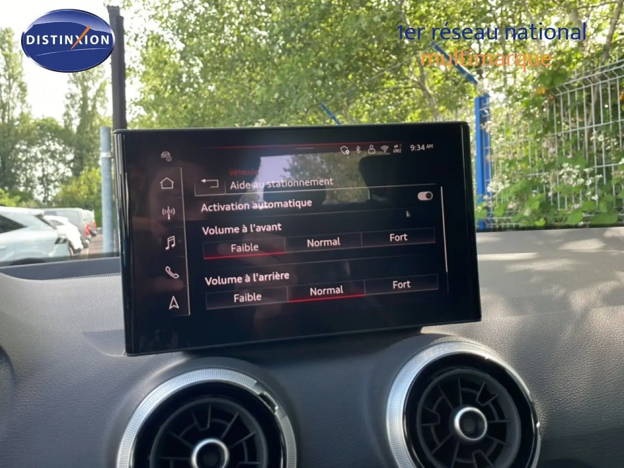 Écran central tactile affichant les réglages d’aide au stationnement dans l’Audi Q2 30 TDI S-Line 2025.